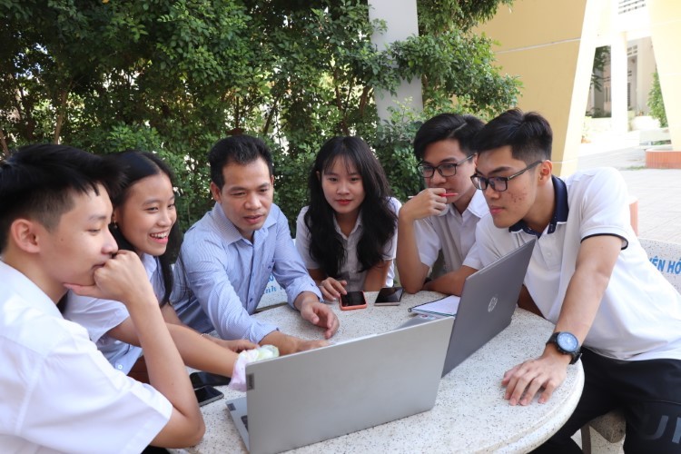 Nhóm dự án BIOVE trong một buổi thảo luận cùng thầy Nguyễn Văn Cư, giáo viên Trường THPT chuyên Lương Thế Vinh - người bảo trợ dự án. 