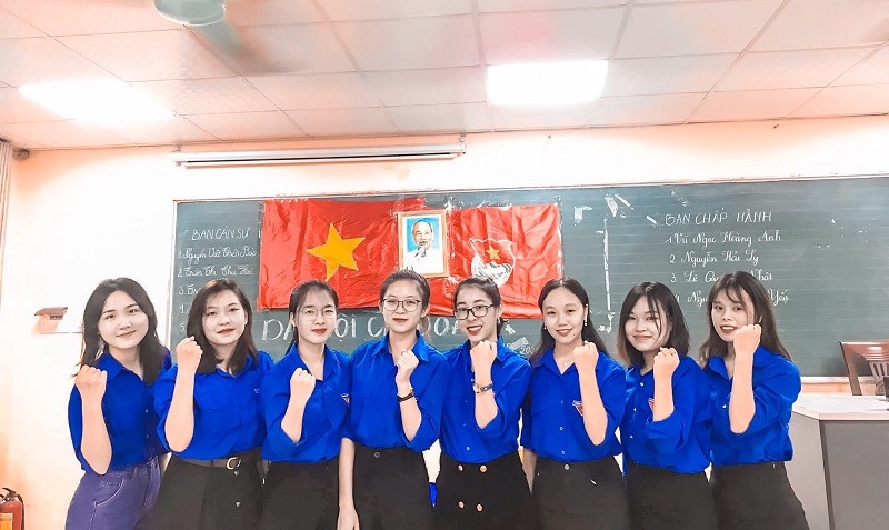 Sinh viên Trần Thu Hà (thứ ba từ phải qua trái). Ảnh: NVCC