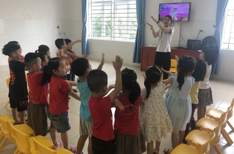 Hướng dẫn học sinh lmaf quen tiếng Anh theo hình chiếu trên tivi tại Trường MN Lê Lợi, TP Vinh.