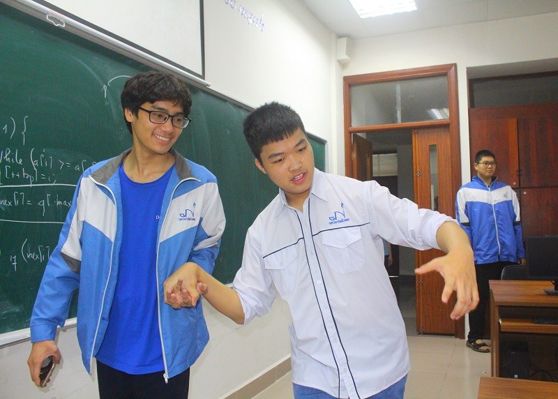 Nguyễn Đức Thuận (bên phải) đến lớp trong niềm vui, yêu thương của các bạn.