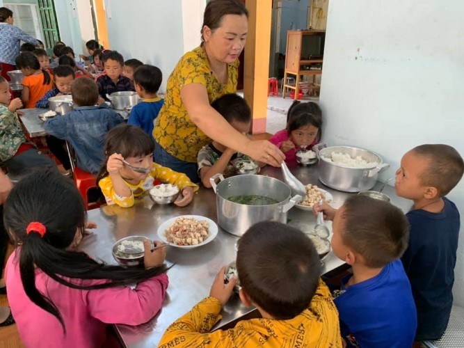 Học sinh được chăm sóc bữa ăn tại điểm trường thuộc Trường PTDTBT TH Lùng Tám (Quản Bạ - Hà Giang). Ảnh: TG