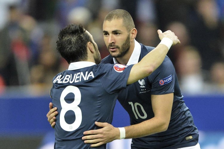 Karim Benzema (bên phải) và Matthieu Valbuena trong màu áo đội tuyển Pháp.