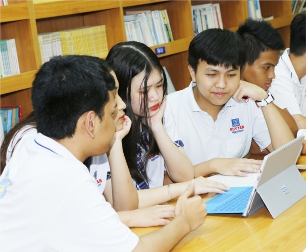 Học sinh Việt Nam tiếp cận với hình thức học trực tuyến ứng dụng trên môi trường mạng.
