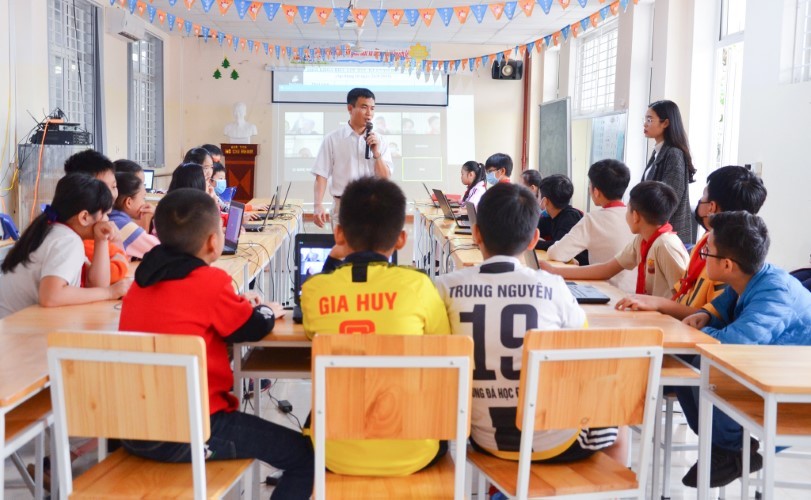 Trường Phổ thông chất lượng cao Phượng Hoàng (TP Vinh) tập huấn cho học sinh về học online.