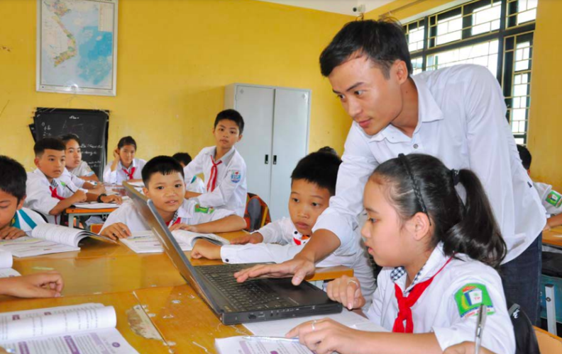 Thầy Nguyễn Xuân Bắc và các em học sinh   trường trung học cơ sở Tống Phan (Phù Cừ - Hưng Yên) trong một giờ lên lớp. 							