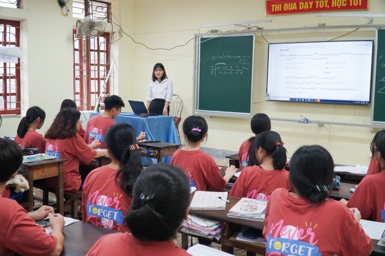 Giờ ôn tập môn Toán của cô trò Trường Phổ thông DTNT THPT tỉnh Nghệ An. Ảnh: Hồ Lài