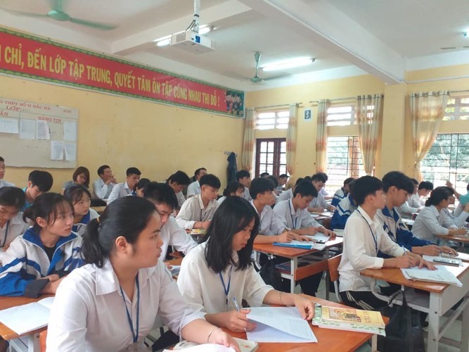 HS khối 12 Trường THPT số 1 Bắc Hà (Bắc Hà – Lào Cai)  ôn tập trên lớp. Ảnh: NTCC