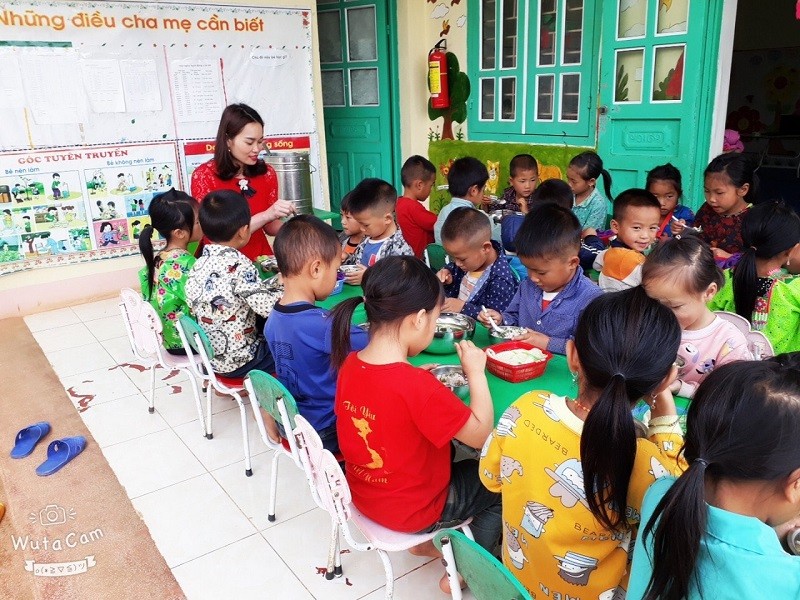 “Mẹ” hiền Cà Thị Xuấn chăm sóc cho trẻ từ bữa ăn…
