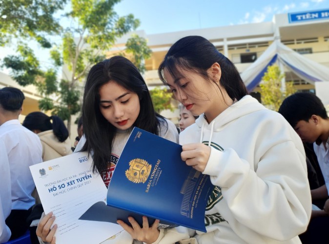 Học sinh cuối cấp tỉnh Bà Rịa – Vũng Tàu tìm hiểu thông tin thi tốt nghiệp và tuyển sinh ĐH năm 2021. Ảnh: CT