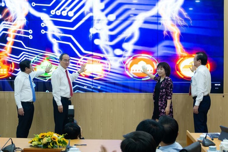 TS Lê Hồng Sơn (bìa phải) cùng lãnh đạo TPHCM thực hiện nghi thức vận hành Trung tâm Điều hành Giáo dục thông minh (tháng 2/2020).