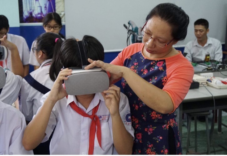 Học sinh Trường THCS Lê Quý Đôn (Quận 3) sử dụng kính thực tế ảo trong tiết học. Ảnh minh họa: H.Hùng