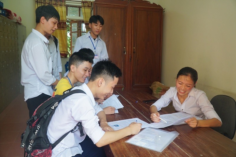 Học sinh Trường THPT Anh Sơn 1 nộp phiếu đăng ký thi Tốt nghiệp THPT 2021.