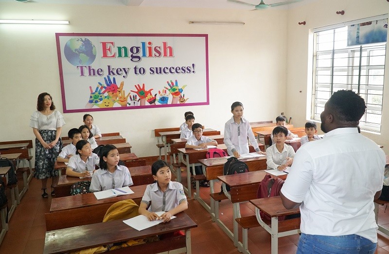 Ngoài dạy tiếng Anh cho người dân, CLB còn hỗ trợ giao tiếp tiếng Anh cho học sinh và giáo viên tại Nam Đàn, Nghệ An.