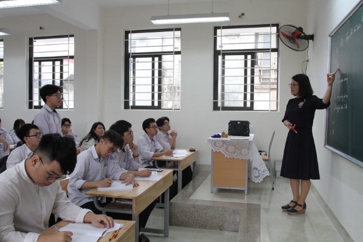 Học sinh Trường THPT Trương Định (Hà Nội) ôn thi tốt nghiệp THPT 2021 trước khi dịch bùng phát.