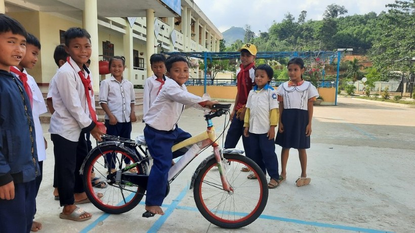 Niềm vui của Khiết khi được tặng chiếc xe đạp mới toanh. 