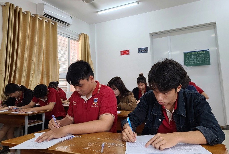 Học sinh Trường THCS-THPT Đào Duy Anh trong giờ kiểm tra sáng 6/5. Ảnh minh họa: NTCC