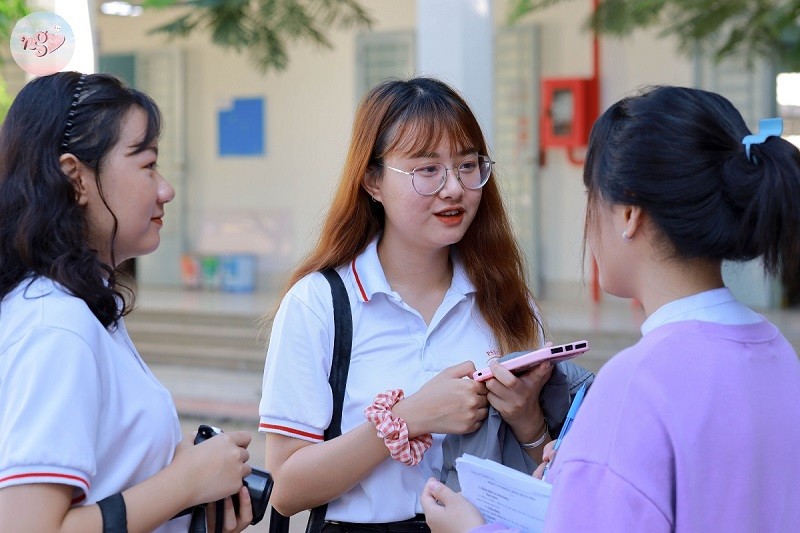 Các thành viên nhóm đang trao đổi với học sinh Trường THPT Quang Trung – Tây Ninh về tâm lý học đường. Ảnh: dự án cung cấp
