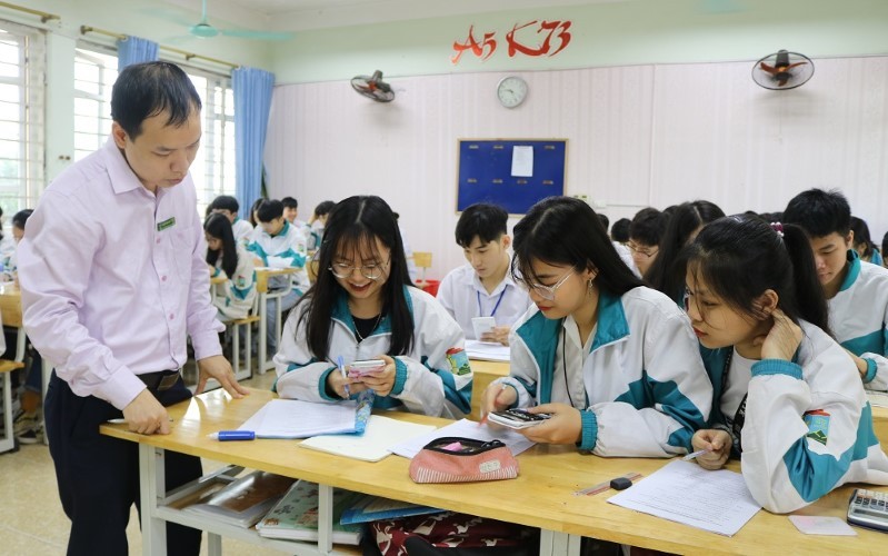 Thầy Nguyễn Minh Đức (Trường THPT Lương Ngọc Quyến, Thái Nguyên) hướng dẫn học trò ôn tập môn Toán.
