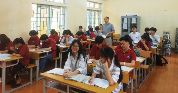 Thầy Nguyễn Văn Lự và học sinh Trường THPT Vĩnh Yên. Ảnh: TG