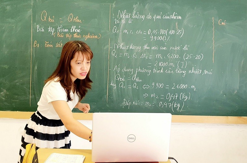Giáo viên Trường THCS Ban Mai dạy học trực tuyến.