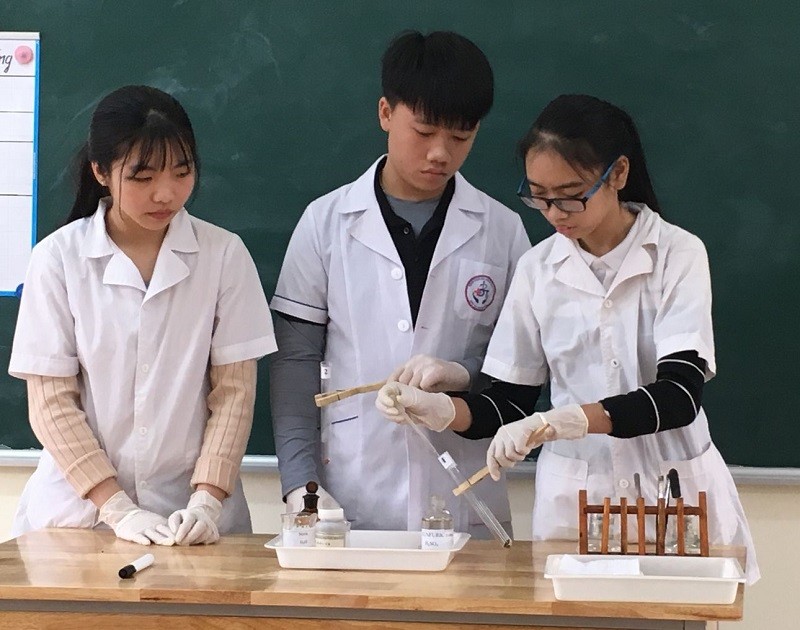 Học sinh Trường THCS Nguyễn Tất Thành (Đại Từ, Thái Nguyên) làm thí nghiệm hóa học.