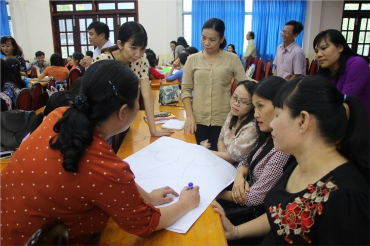 Giáo viên Trường THPT Nguyễn Du (Quận 10) tham gia chuyên đề về công tác tư vấn tâm lý trường học. Ảnh: NTCC 