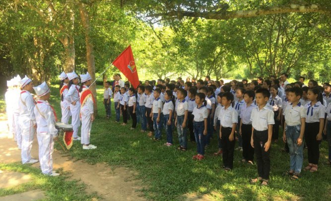 Lễ kết nạp Đội tại khu di tích Đình Tân Trào của học sinh Trường Tiểu học Tân Trào (Tuyên Quang).