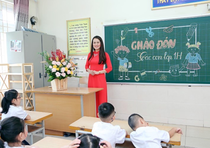 Cô Nguyễn Thị Kiều Trang hạnh phúc bên học trò. Ảnh: Kiều Minh