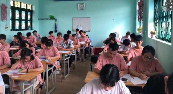 HS lớp 12 tại Lào Cai ôn tập chuẩn bị cho Kỳ thi tốt nghiệp THPT 2021. Ảnh: NTCC