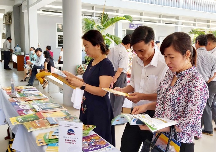 Cán bộ quản lý, giáo viên các trường tại tỉnh Bà Rịa - Vũng Tàu đang tham khảo các bộ SGK của các NXB trước khi tiến hành chọn sách. Ảnh: Khánh Chi