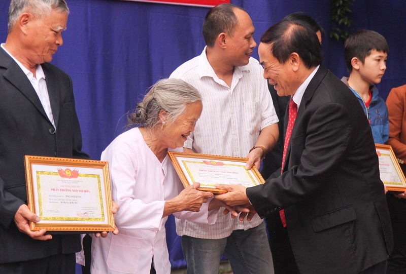 Hội đồng gia tộc họ Ngô trao phần thưởng Ngô Trí Hòa cho gia đình có con cháu đỗ đạt, có thành tích cao trong học tập.