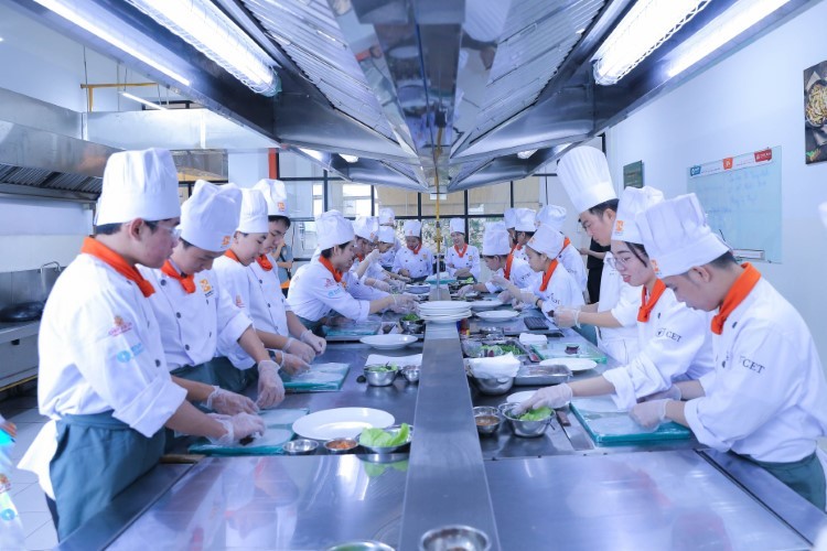 Học sinh TP Cần Thơ tham gia trải nghiệm nghề nghiệp tại nhà hàng, khách sạn.