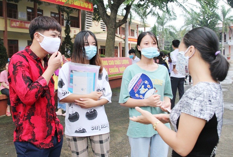 Thí sinh Trường THPT Mường Phăng (tỉnh Điện Biên) trao đổi kết quả làm bài cùng giáo viên sau Kỳ thi tốt nghiệp THPT năm 2020. Ảnh minh họa: Minh Thịnh 