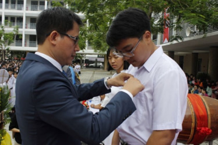 Hiệu trưởng Trường THPT Phan Châu Trinh (Đà Nẵng) gắn bảng tên cho đại diện HS lớp 10 vào trường năm học 2019 - 2020.  