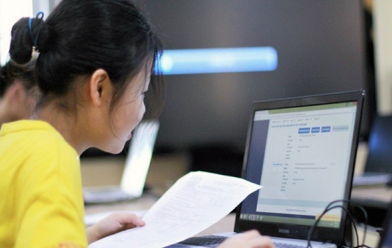 Các em học sinh Bắc Giang học trực tuyến. Ảnh: ITN