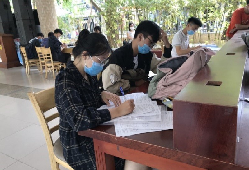 Học sinh ôn thi tại Trường THPT Phan Châu Trinh (Đà Nẵng).