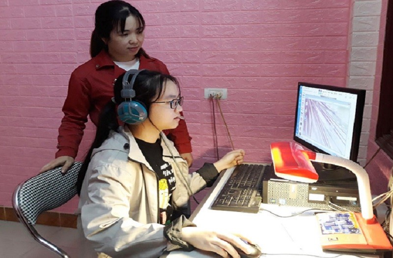 Học sinh Trường THPT Lục Nam ôn luyện trực tuyến qua mạng Internet. Ảnh minh họa