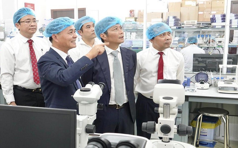 Ông Trần Tuấn Anh - Trưởng ban Kinh tế Trung ương (thứ 2 từ phải qua) tham quan một phòng thí nghiệm tại IU.