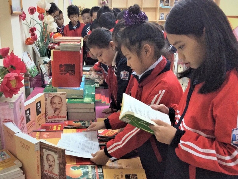 Học sinh Trường Tiểu học Giang Biên chăm chú đọc những cuốn sách về Bác Hồ.