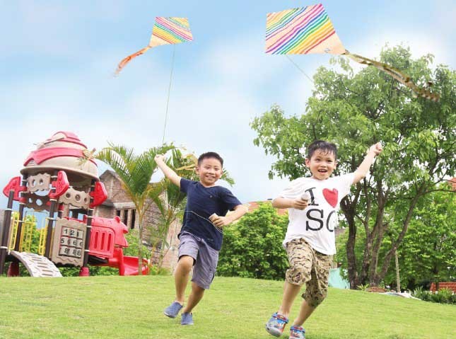 Trẻ không có nhiều cơ hội chơi tập thể trong điều kiện dịch bệnh dịp nghỉ hè.