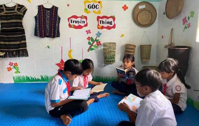 Học sinh đến đọc sách tại Ngôi nhà trí tuệ (xã Hoa Thành, Yên Thành, Nghệ An).