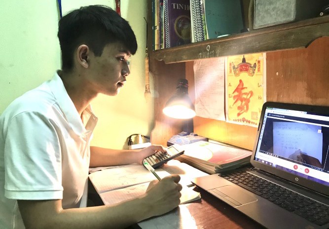 Em Nguyễn Thành Nam học online tại nhà. Ảnh: NVCC

