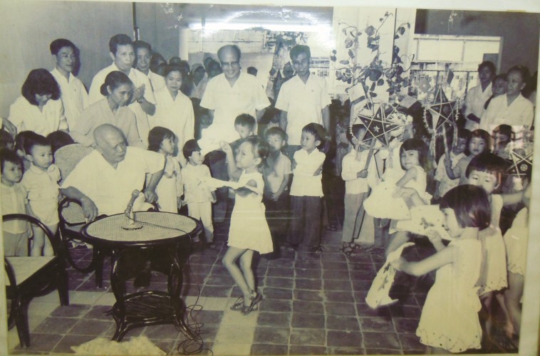 Chủ tịch nước Tôn Đức Thắng vui Trung thu với cô trò nhà trường năm 1977.