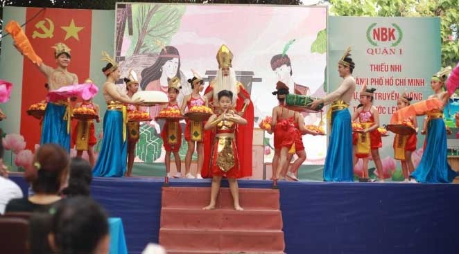 Học sinh Trường Tiểu học Nguyễn Bỉnh Khiêm tham gia tiết mục Kịch sử trong Lễ giỗ Tổ Hùng Vương năm 2021. Ảnh: NTCC