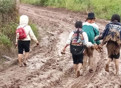 Học sinh xã Cư San, huyện M’ Đrắk đến trường vào mùa mưa.
