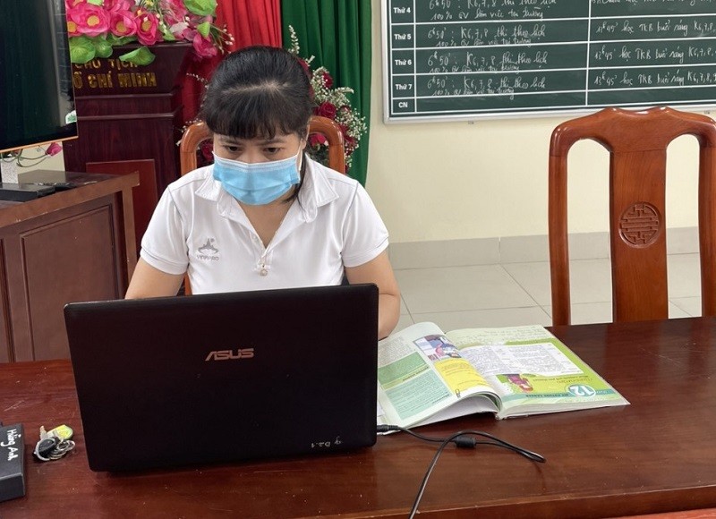 Thầy cô trong khu cách ly (Bắc Giang) dạy học trực tuyến miễn phí cho HS.