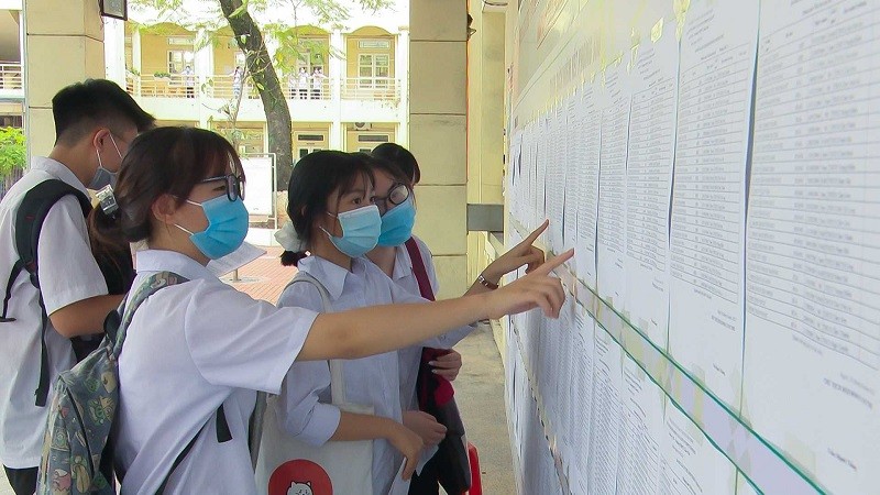 Thí sinh xem số báo danh trong kỳ thi vào lớp 10 THPT 2021 tại Trường THPT Cẩm Phả (TP Cẩm Phả, Quảng Ninh). Ảnh: Nguyễn Dịu