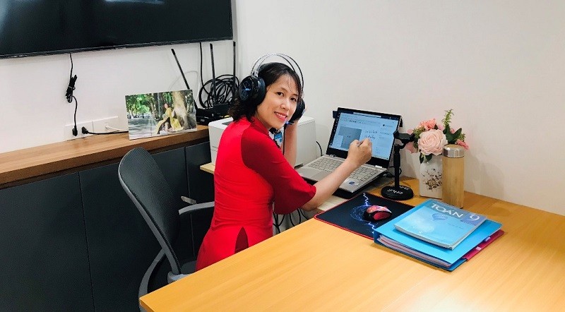 Cô Trần Thị Thu Hương, Trường THCS Nam Từ Liêm (Hà Nội) trong buổi họp trực tuyến.
