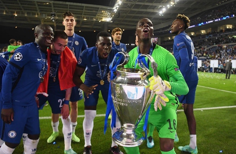 Edouard Mendy cùng các đồng đội ăn mừng chức vô địch Champions League.