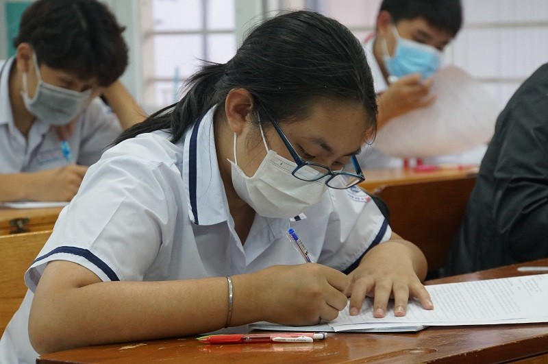 Học sinh lớp 9 Trường THCS Nguyễn Du (Quận 1) trong tiết ôn tập tại trường khi chưa có quyết định hoãn thi vào lớp 10. 